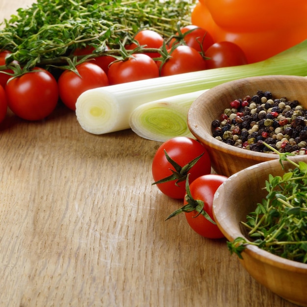 Zbliżenie na świeże warzywa i zioła