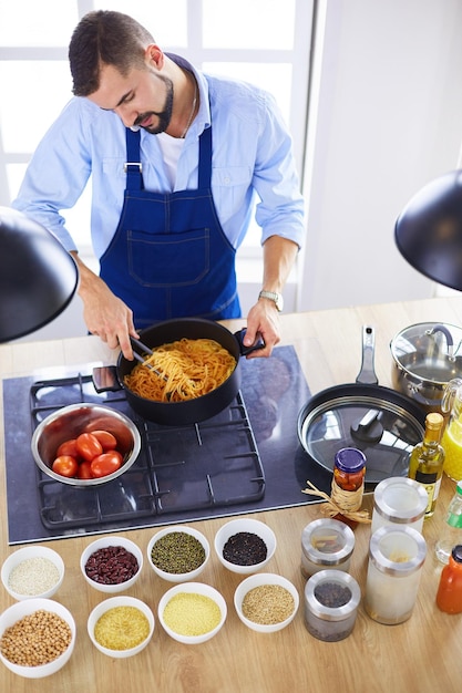 Kucharz przygotowujący posiłek