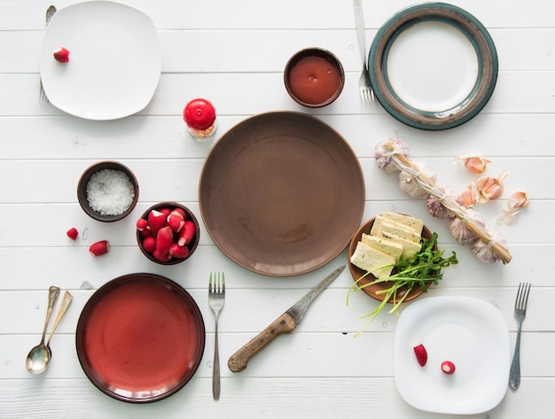 Zestaw talerzy z różnymi daniami